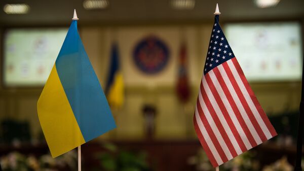 Banderas Ucrania y EEUU (archivo) - Sputnik Mundo