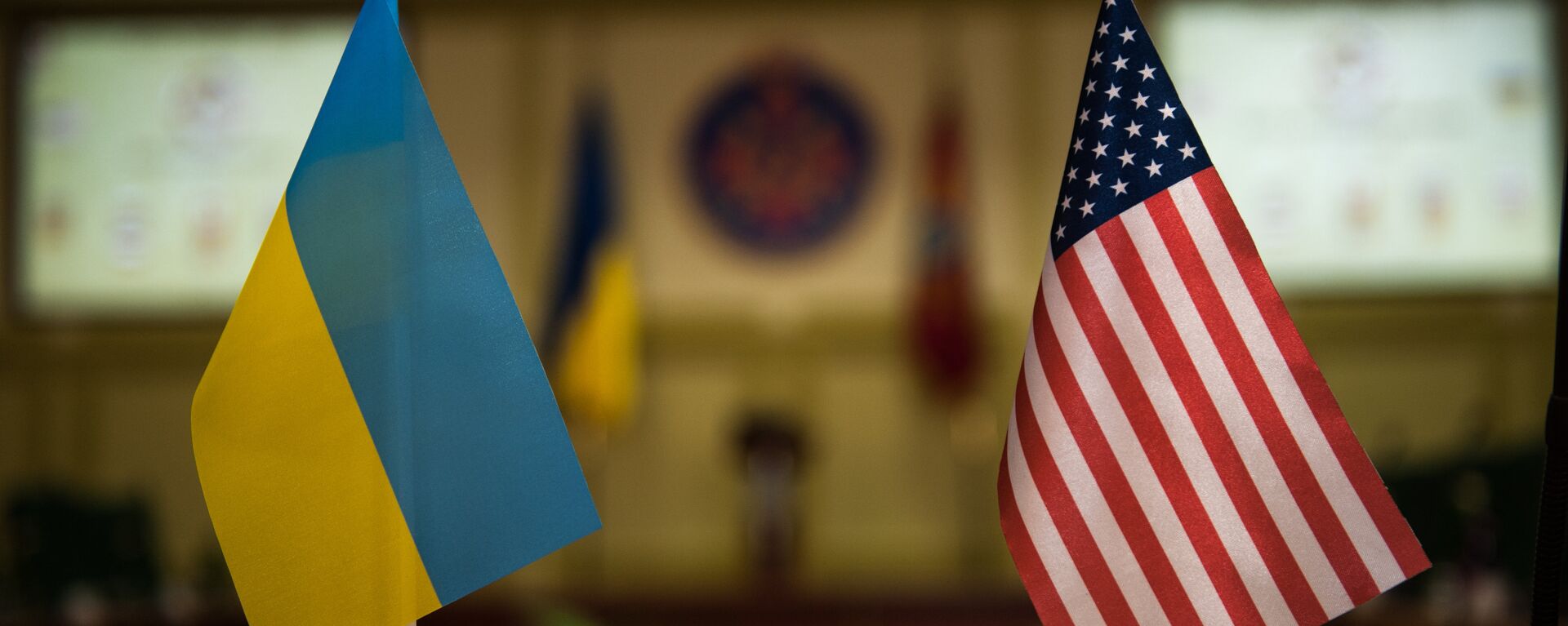 Banderas Ucrania y EEUU - Sputnik Mundo, 1920, 02.04.2021