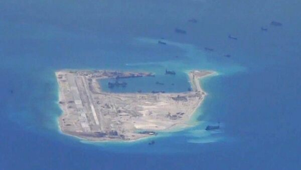 Las embarcaciones china supuestamente se encuentran cerca de Fiery Cross Reef en el Mar Meridional - Sputnik Mundo