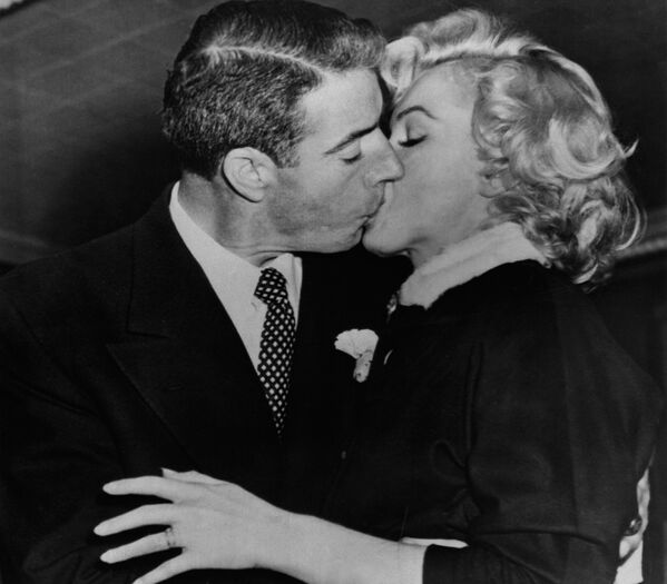 American actress Marilyn Monroe kisses her husband, former baseball player Joe Di Maggio, 17 January 1954 - Sputnik Mundo