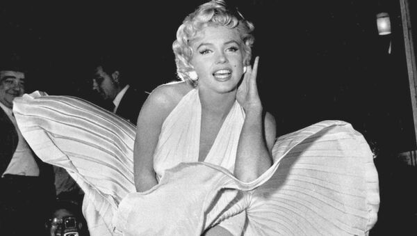 Marilyn Monroe poses over the updraft of New York subway grating while in character for the filming of The Seven Year Itch in Manhattan on September 15, 1954 - Sputnik Mundo