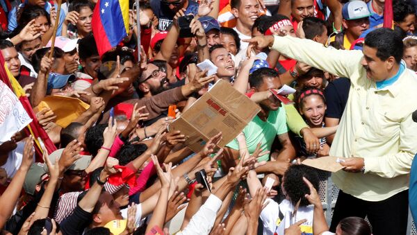 Presidente de Venezuela, Nicolás Maduro, y sus partidarios - Sputnik Mundo