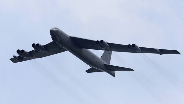 B-52 strategic bomber from the USAF performing at the Singapore Airshow - Sputnik Mundo