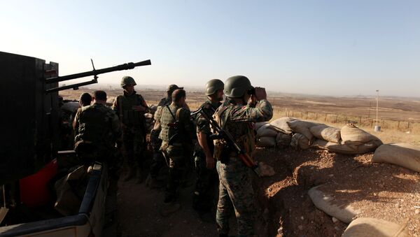Kurdish Peshmerga forces keep watch in a village east of Mosul - Sputnik Mundo