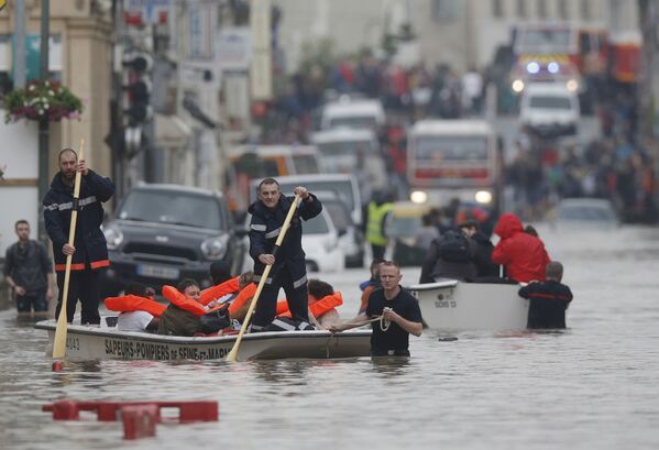 Impactantes imágenes de las inundaciones que asolan Francia - Sputnik Mundo