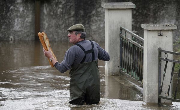 Impactantes imágenes de las inundaciones que asolan Francia - Sputnik Mundo