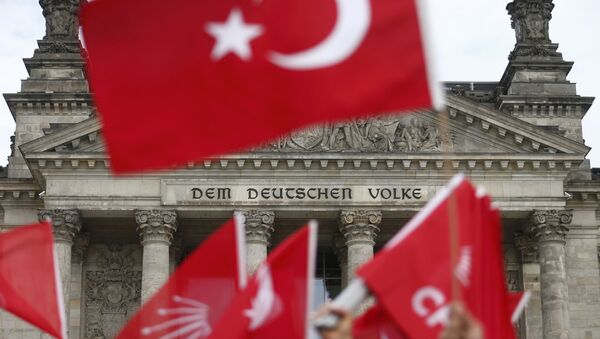 Banderas de Turquía con Bundestag al fondo (archivo) - Sputnik Mundo