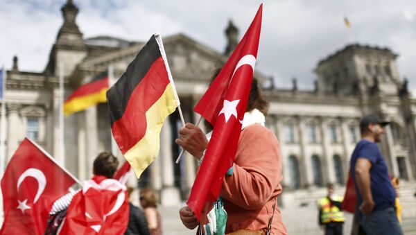 Demonstrators hold Turkish and German flags in front of the Reichstag, the seat of the lower house of parliament Bundestag in Berlin, Germany, June 1, 2016 - Sputnik Mundo