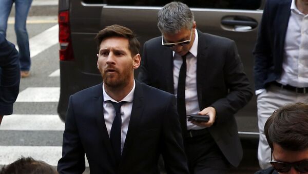 Barcelona's Argentine soccer player Lionel Messi (C) arrives to court with his father Jorge Horacio Messi to stand trial for tax fraud in Barcelona, Spain, June 2, 2016. - Sputnik Mundo