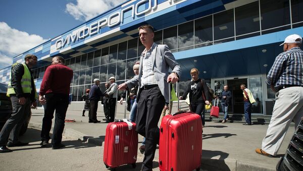 Un turista en el aeropuerto de Simferopol, Crimea - Sputnik Mundo