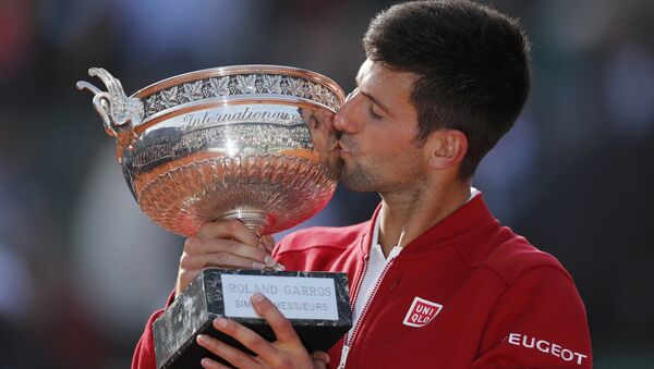El tenista serbio Novak Djokovic se impuso al británico Andy Murray en la final del Abierto de Francia 2016 con lo que se llevó el trofeo masculino individual. - Sputnik Mundo