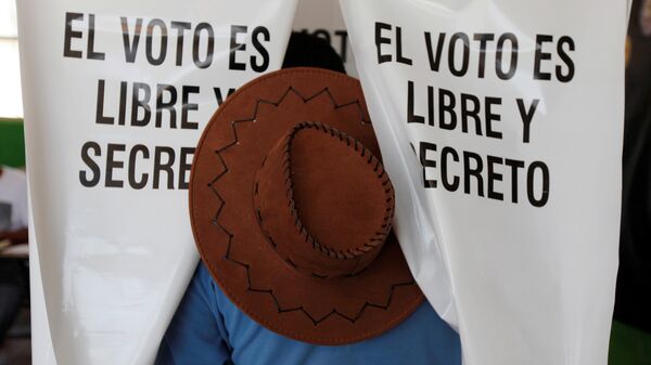 A man cast his ballot during regional elections in Ciudad Juarez - Sputnik Mundo