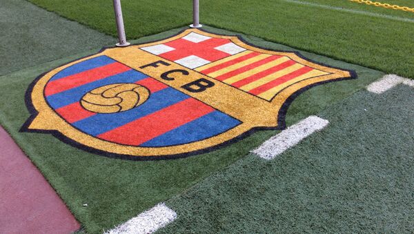 El logotipo del FC Barcelona, sobre el césped del estadio - Sputnik Mundo