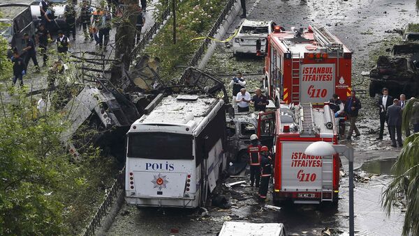 Una explosión sacude las inmediaciones de una parada de autobús en Estambul - Sputnik Mundo