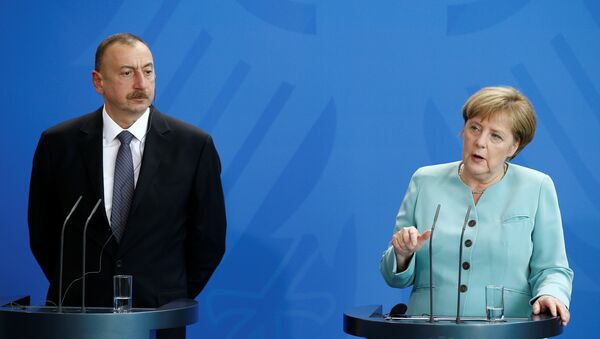 La canciller de Alemania, Angela Merkel, con el presidente de Azerbaiyán, Ilham Aliyev - Sputnik Mundo