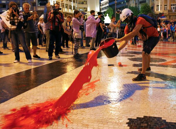 Protesters spill buckets of color paint during a protest against the government, at Central Square in Skopje, Macedonia June 6, 2016 - Sputnik Mundo