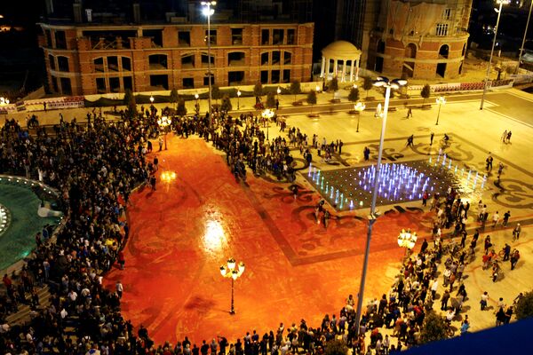 General view of protesters dispersing color paint during a protest against the government, at central square in Skopje, Macedonia, June 6, 2016 - Sputnik Mundo