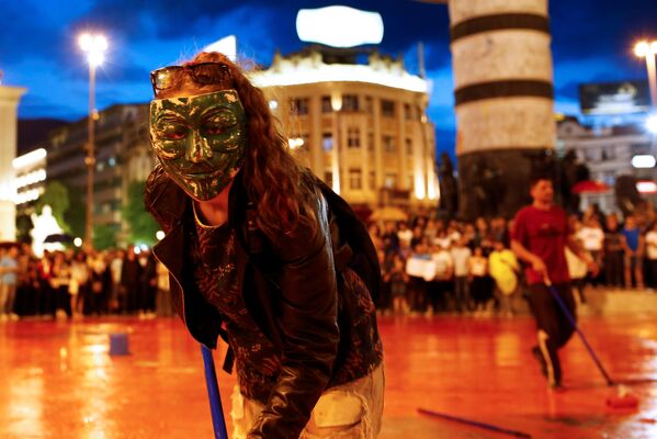 Protesters disperse color paint during a protest against the government, at central square in Skopje, Macedonia June 6, 2016 - Sputnik Mundo