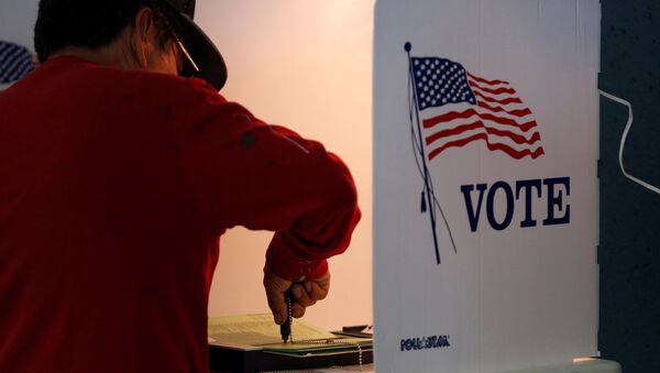 Una persona vota en Los Ángeles, EEUU - Sputnik Mundo