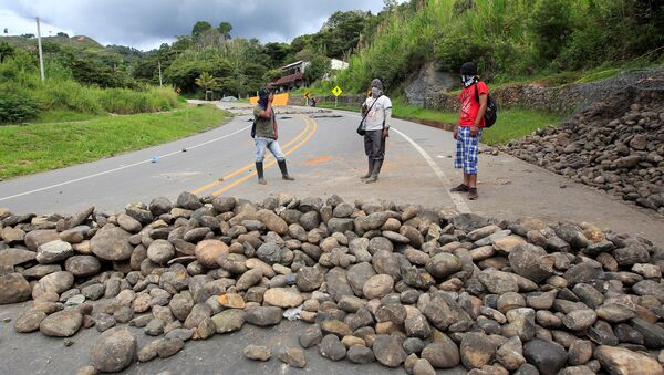 Indigenous people protest against the goverment, demanding land reform and increased state spending in rural areas, at the Panamerican highway in Mondomo, Cauca, Colombia, June 3, 2016. - Sputnik Mundo