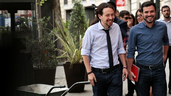Pablo Iglesias, líder de Podemos,  con Alberto Garzón, líder de Izquierda Unida - Sputnik Mundo