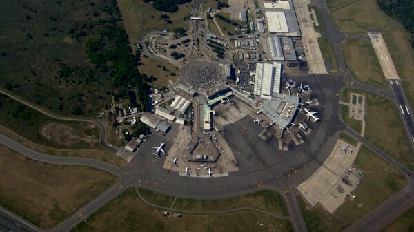 Un aeropuerto visto desde la altura (foto ilustrativa) - Sputnik Mundo