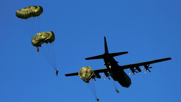 Paracaidistas británicos durante las maniobras de la OTAN Anaconda-6 en Polonia - Sputnik Mundo