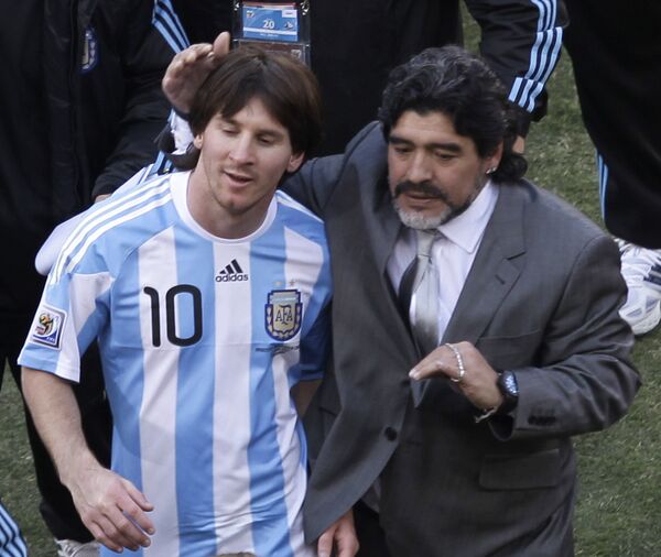 Lionel Messi con Diego Maradona en el Mundial de 2010 - Sputnik Mundo