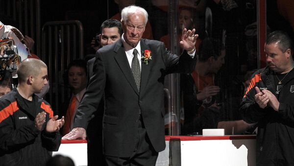 El legendario jugador de hockey, el canadiense Gordon Howe - Sputnik Mundo