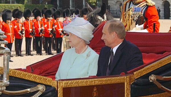 Elizabeth II and Vladimir Putin ride coach during welcoming ceremony in London - Sputnik Mundo