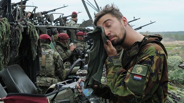 A Royal Dutch Army soldier wipes his face after the NATO Noble Jump exercise on a training range in Poland. - Sputnik Mundo