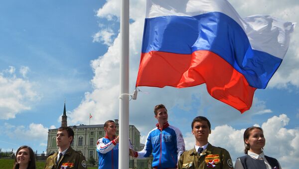 Izan la bandera nacional rusa durante la celebración el día 12 de junio - Sputnik Mundo