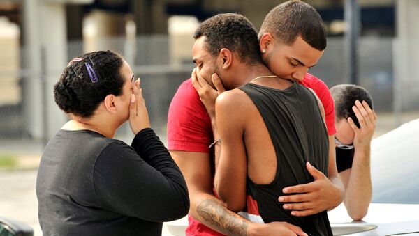 Amigos y familiares de las víctimas cerca de la sede de la Policía de Orlando - Sputnik Mundo