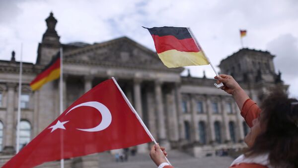 Demonstrator protests against resolution that labels the killings of up to 1.5 million Armenians by Ottoman forces as genocide in Berlin - Sputnik Mundo
