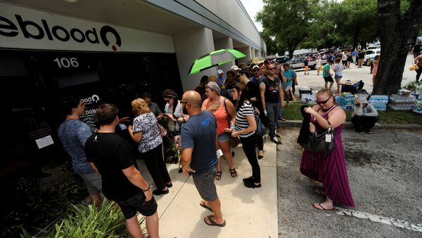 La gente espera en una cola cerca del hospital de Orlando para donar sangre tras el tiroteo - Sputnik Mundo