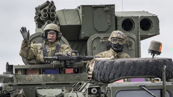 Miembros del 2º Regimiento de Caballería del Ejército de EEUU montan un vehículo blindado durante el ejercicio militar ''Dragoon Ride II'' cerca de Lituania. - Sputnik Mundo