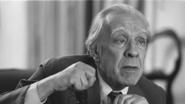 Argentina's writer Jorge Luis Borges talks in his Buenos Aires apartment on Nov. 20, 1981 - Sputnik Mundo