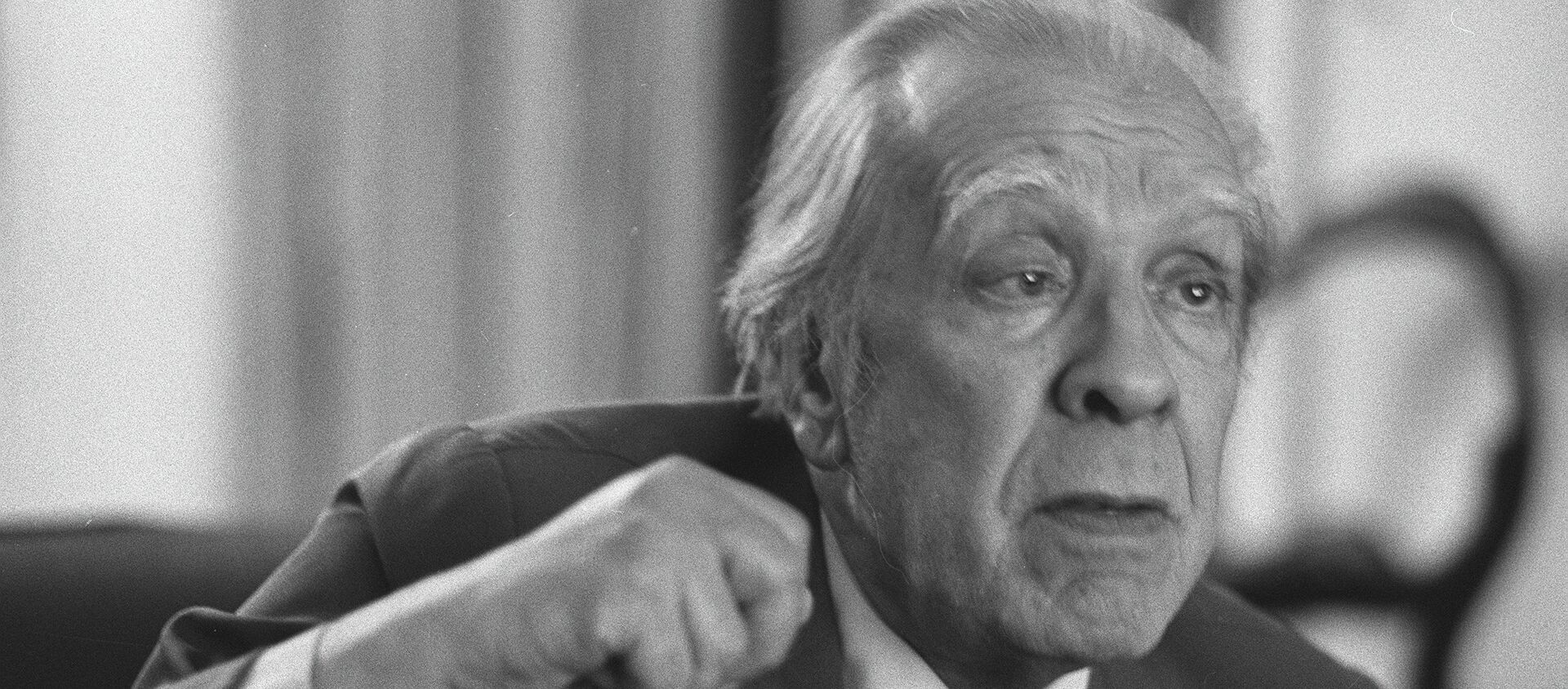 Argentina's writer Jorge Luis Borges talks in his Buenos Aires apartment on Nov. 20, 1981 - Sputnik Mundo, 1920, 23.08.2019