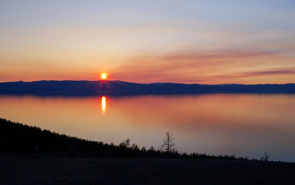 Atardecer en el lago Baikal - Sputnik Mundo