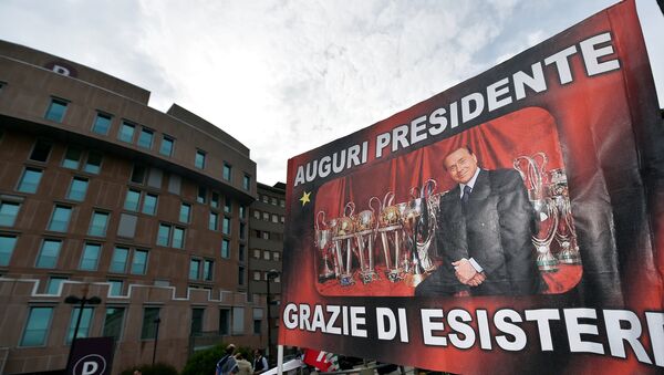 La pancarta Toda la suerte del mundo, presidente, gracias por existir  al lado del hospital San Raffaele  de Milán - Sputnik Mundo