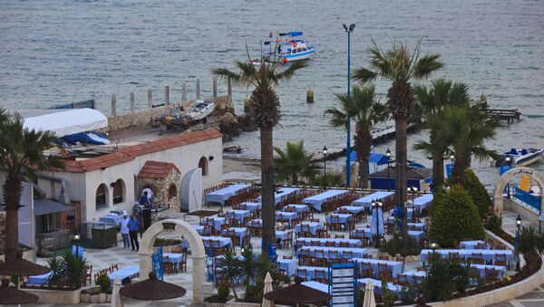 El hotel en la provincia siria de Latakia a orillas del mar Mediterráneo antes de la guerra - Sputnik Mundo