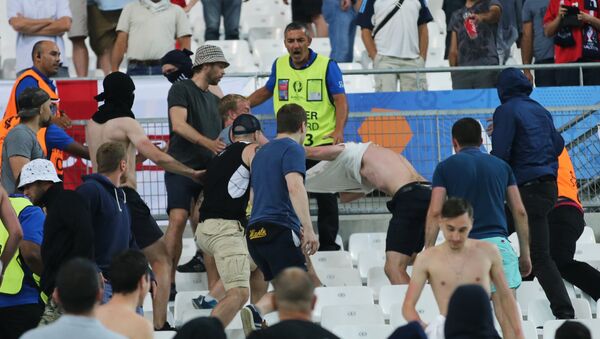 Pelea entre los hinchas rusos e ingleses en el estadio de Marsella - Sputnik Mundo