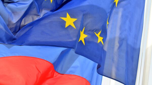 Banderas de Rusia y la UE (archivo) - Sputnik Mundo