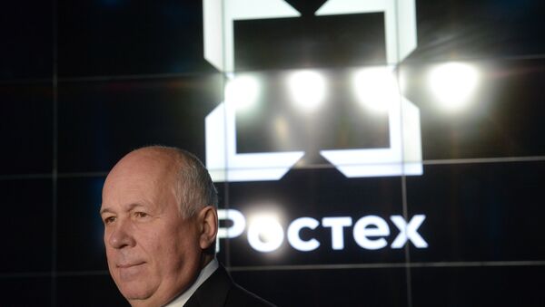 El director general del consorcio Rostec; Serguei Chémezov sobre el fondo del logo de la corporación - Sputnik Mundo
