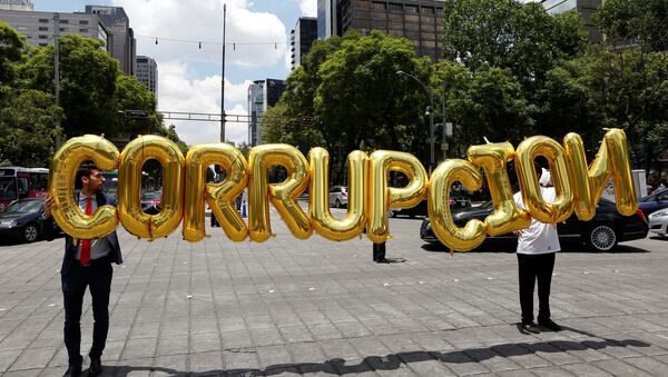 Businessmen hold balloons forming the word that reads 'Corruption' during a protest by members of the Mexican Employers' Confederation (COPARMEX) to demand senators to approve the original proposal of the National Anticorruption System, at the Angel of Independence monument in Mexico City - Sputnik Mundo
