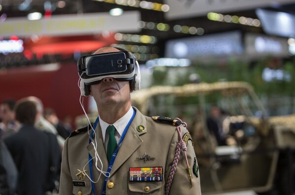 Las innovaciones militares, en una exposición en París - Sputnik Mundo