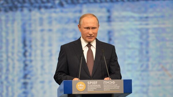 Presidente de Rusia, Vladímir Putin, durante la sesión del SPIEF - Sputnik Mundo