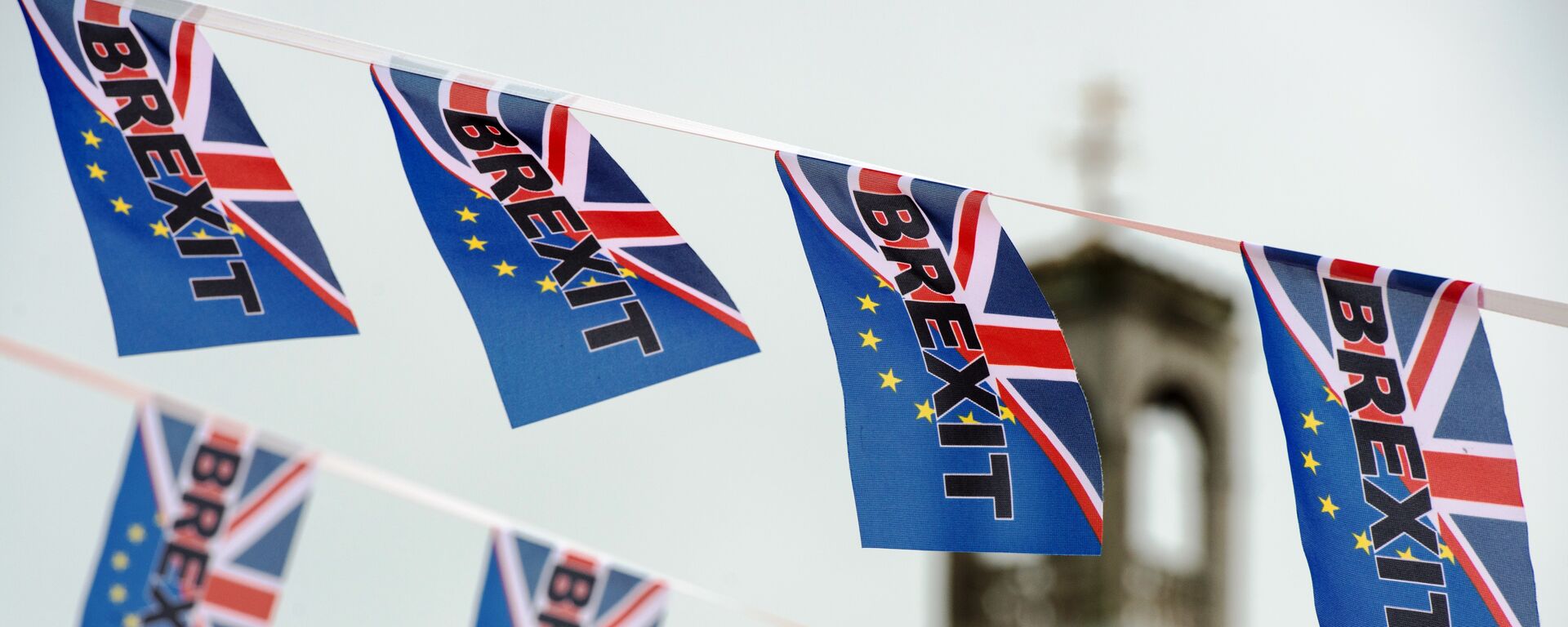 Pro-Brexit flags fly from a fishing boat moored in Ramsgate on June 13, 2016. - Sputnik Mundo, 1920, 02.04.2021