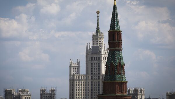 A picture taken in Moscow on May 6, 2016 shows a tower in the Kremlin complex - Sputnik Mundo