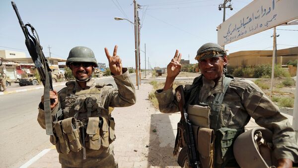 Iraqi soldiers gesture in center of Falluja - Sputnik Mundo